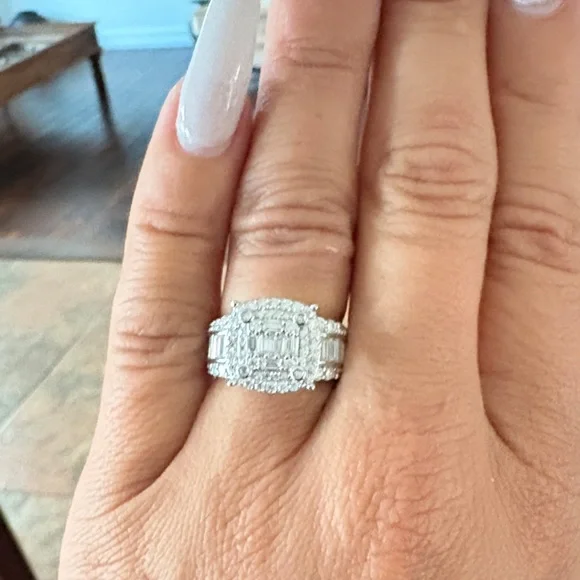 Gorgeous moissanite ring - Picture 2 of 6